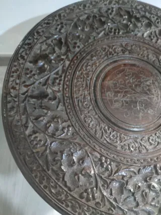 Mesa árabe artesanal de madera tallada