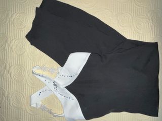 Elegante mono negro con detalles blancos