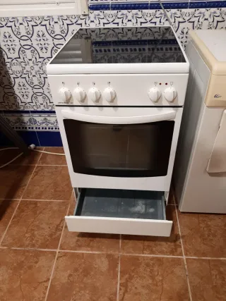 Cocina eléctrica blanca con horno. Muy poco uso.