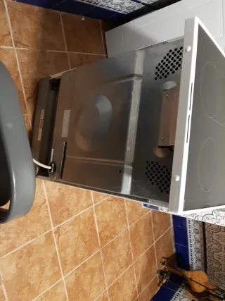 Cocina eléctrica blanca con horno. Muy poco uso.