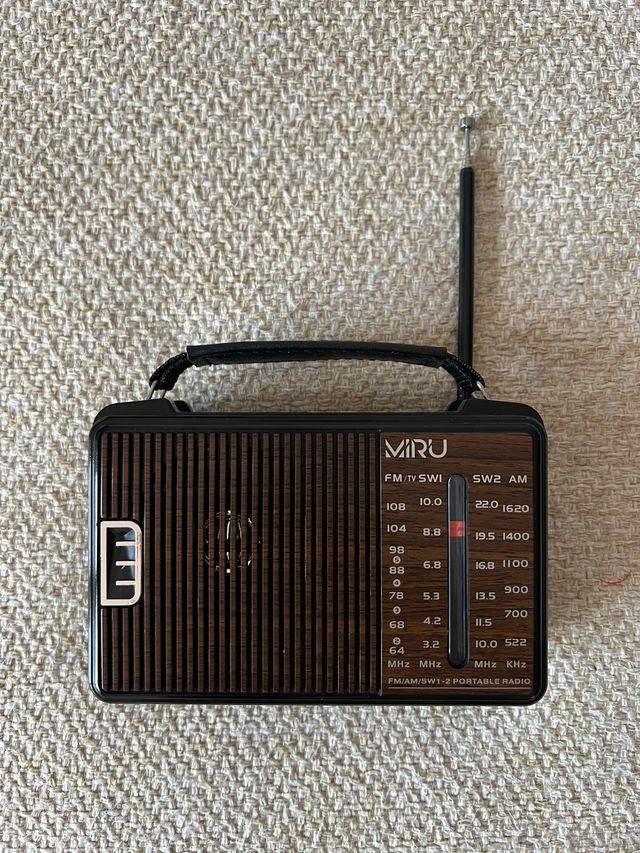 Radio Portátil MIRU FM/AM/SW1/SW2 - Estilo Retro