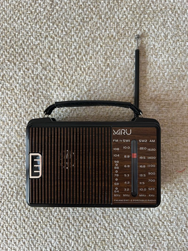 Radio Portátil MIRU FM/AM/SW1/SW2 - Estilo Retro