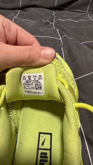 Zapatillas Puma plateadas y amarillas