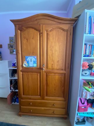 Armario de madera con cajones