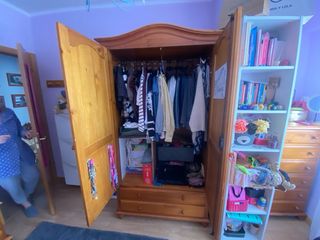 Armario de madera con cajones