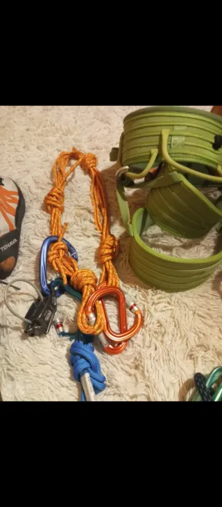 Equipo de escalada: casco, pies de gato y cuerda