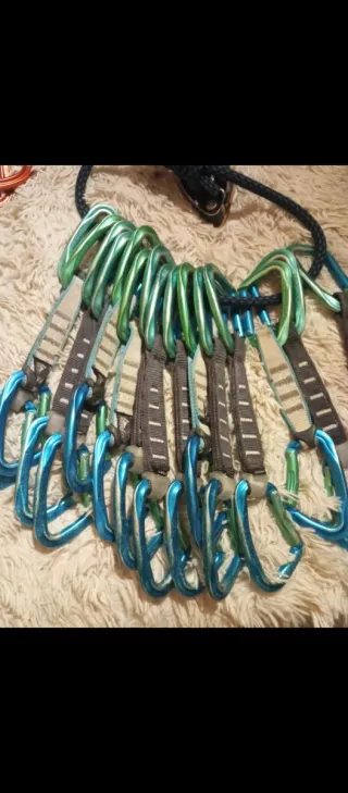 Equipo de escalada: casco, pies de gato y cuerda