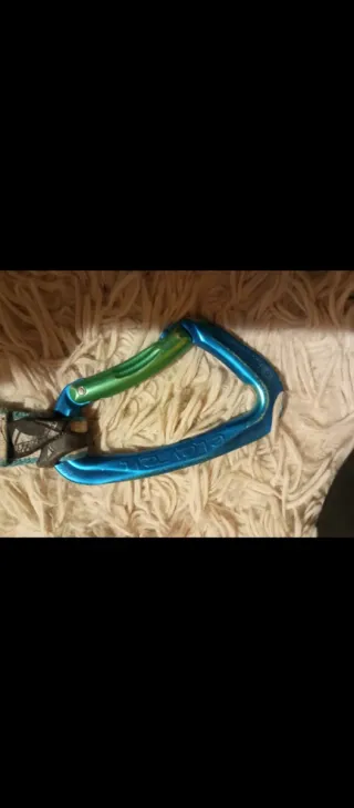 Equipo de escalada: casco, pies de gato y cuerda