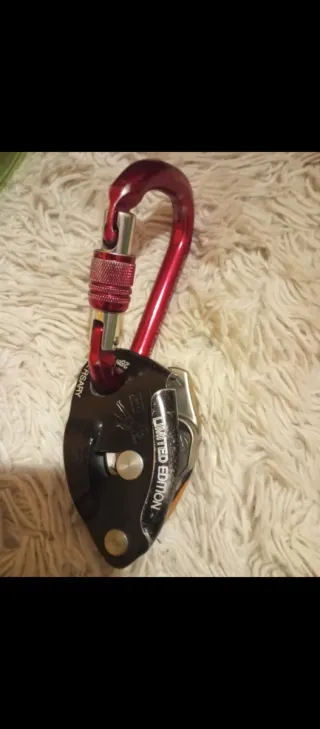 Equipo de escalada: casco, pies de gato y cuerda