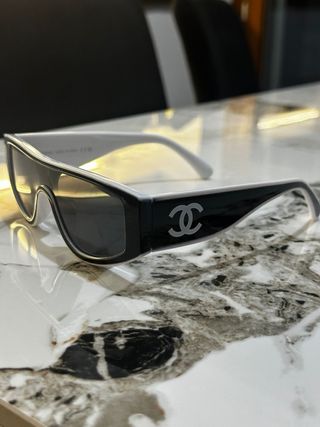 Occhiali da sole neri e bianchi