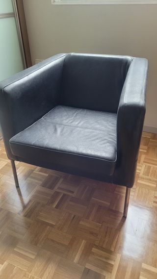 Butaca cuero negro IKEA, con patas cormadas