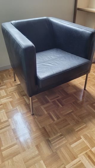 Butaca cuero negro IKEA, con patas cormadas