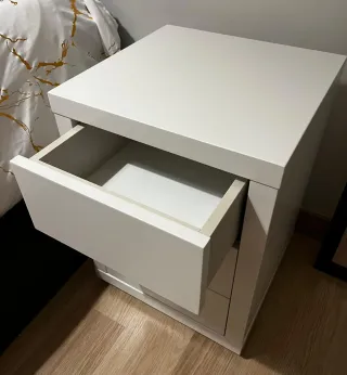 Mesita de noche blanca