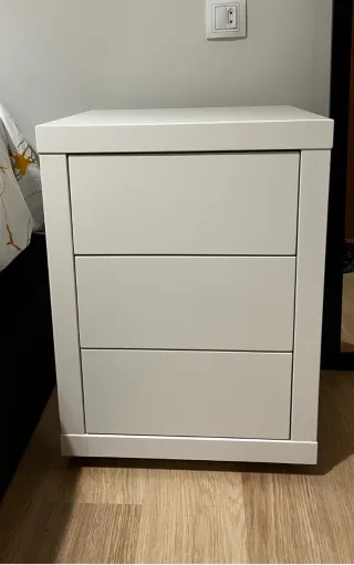 Mesita de noche blanca