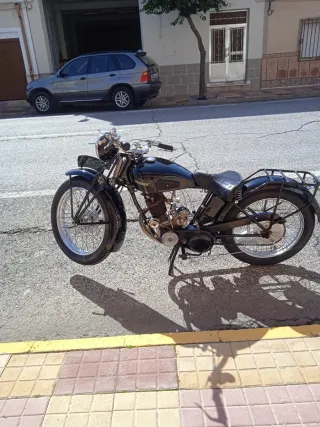 Motocicleta Última Lion HB350 Clásica funcionando