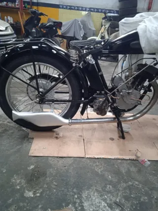 Motocicleta Última Lion HB350 Clásica funcionando