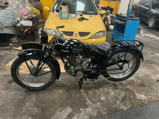 Motocicleta Última Lion HB350 Clásica funcionando