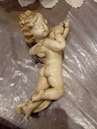 Angelitos de escayola decorativos