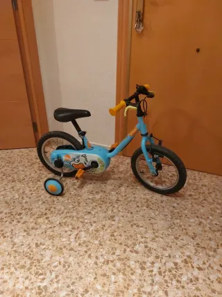 Bici infantil azul con ruedines