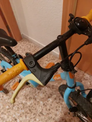 Bici infantil azul con ruedines