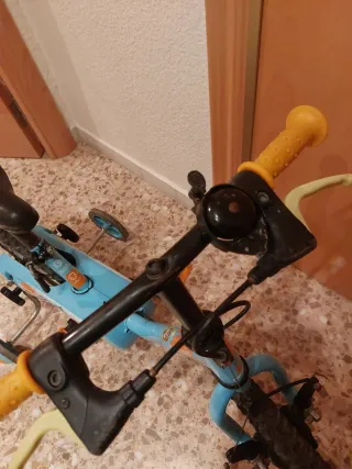 Bici infantil azul con ruedines