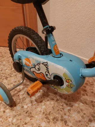 Bici infantil azul con ruedines