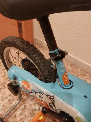 Bici infantil azul con ruedines