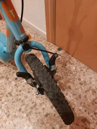 Bici infantil azul con ruedines