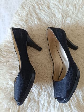 Zapatos tacón Gloria Ortiz negros peep toe