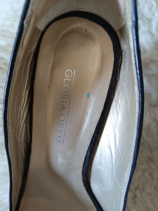 Zapatos tacón Gloria Ortiz negros peep toe