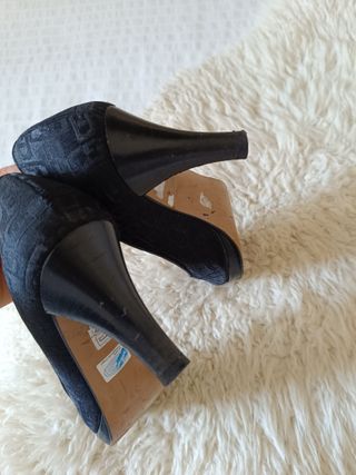 Zapatos tacón Gloria Ortiz negros peep toe