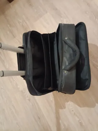 Maletín negro con ruedas