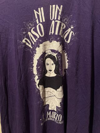 Camiseta Ni un paso atrás morada