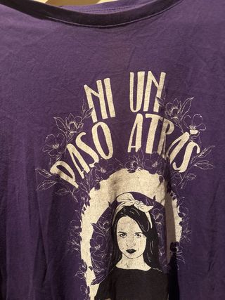 Camiseta Ni un paso atrás morada