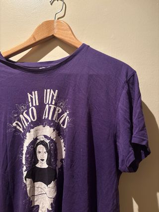 Camiseta Ni un paso atrás morada