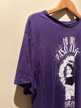 Camiseta Ni un paso atrás morada