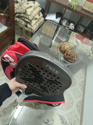 Pala de pádel NOX y paletero