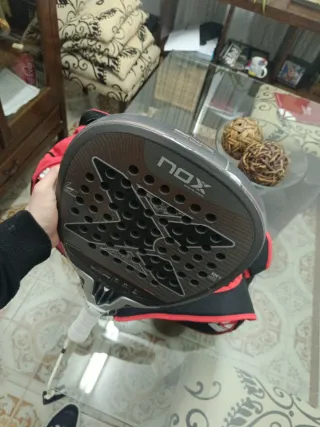 Pala de pádel NOX y paletero
