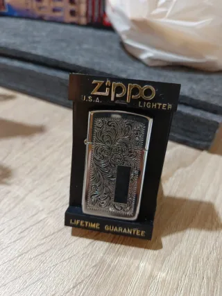 Zippo Lighter con Diseño Floral
