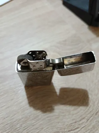 Zippo Lighter con Diseño Floral