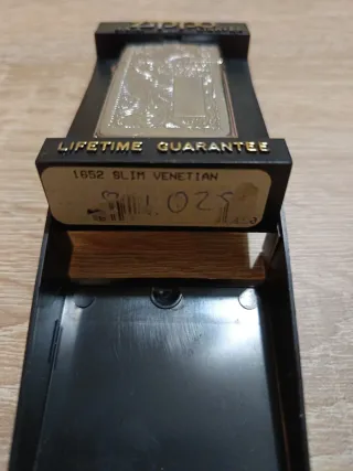 Zippo Lighter con Diseño Floral