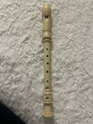 Flauta dulce de madera color crema