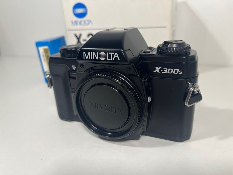 Cámara réflex analógica Minolta X-300S + Caja