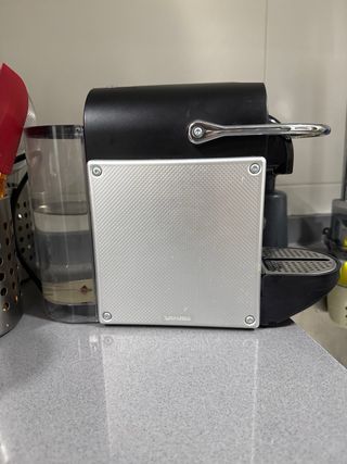 Cafetera Nespresso DeLonghi Pixie Negra y Plateada