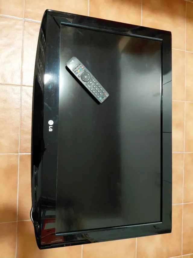 TV LG 32 pulgadas con soporte de pared