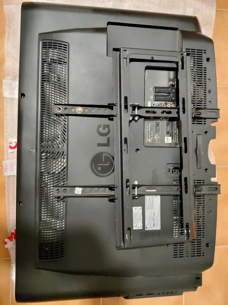 TV LG 32 pulgadas con soporte de pared afbeelding 2