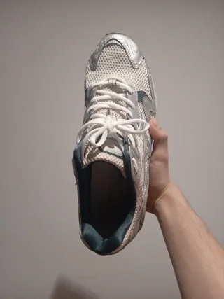 Zapatillas deportivas plateadas y blancas