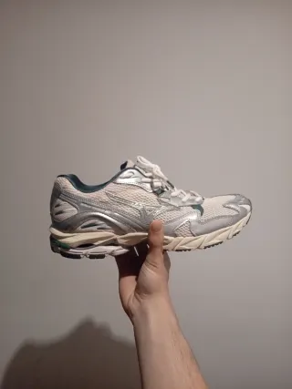 Zapatillas deportivas plateadas y blancas