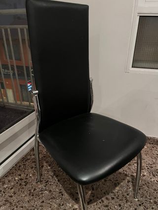 Mesa de comedor de madera y sillas