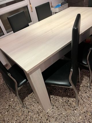 Mesa de comedor de madera y sillas